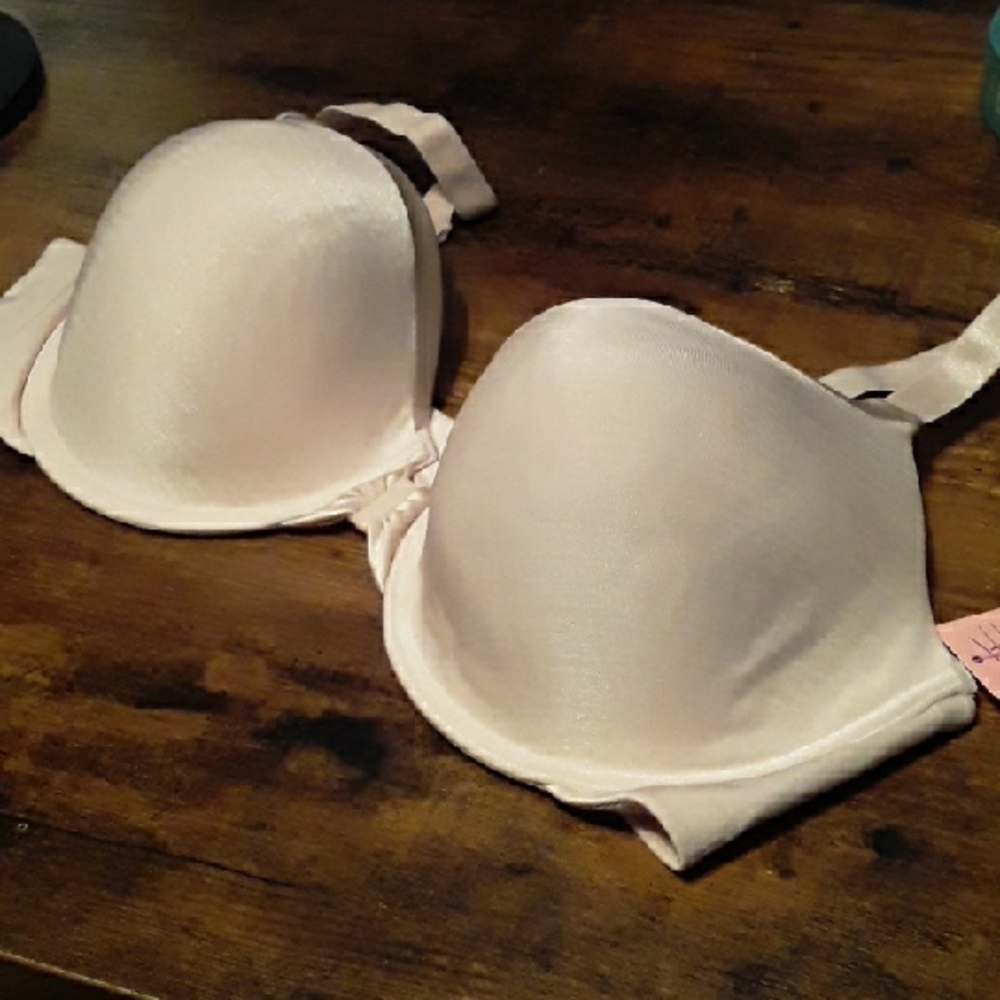 NWOT 40C Vanity Fair Beautiful Light Beige  Shimmer  Padded underwire